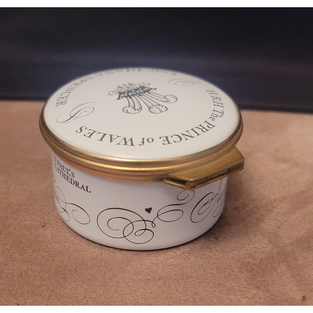 Toye, Kenning & Spencer Made for Penhaligon's Royal Marriage Enamel Trinket Box - Picture 4 of 9